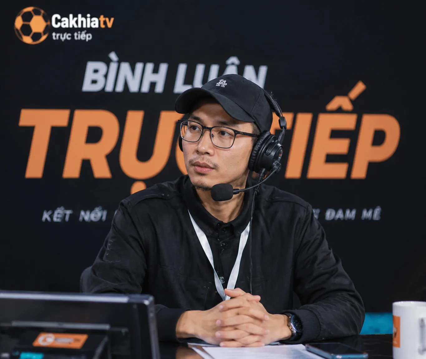 Trần Quốc Huy gây ấn tượng nhờ khả năng phân tích linh hoạt và cách dẫn dắt cuốn hút trong mỗi trận cầu.